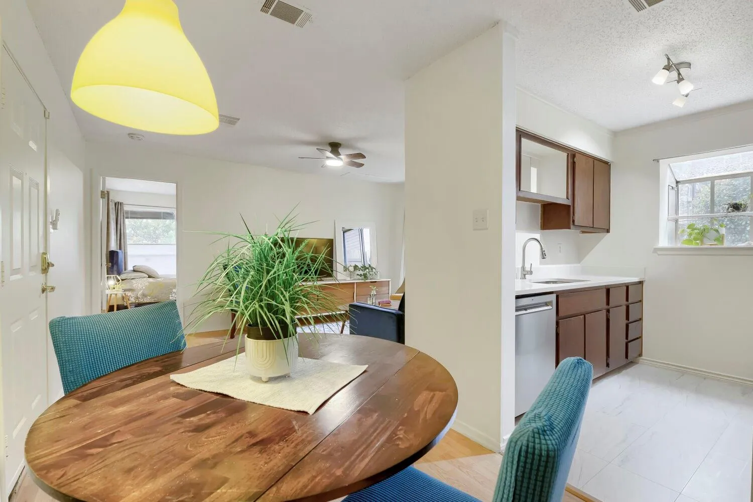 Photo 4 of 6903 DEATONHILL DR #20