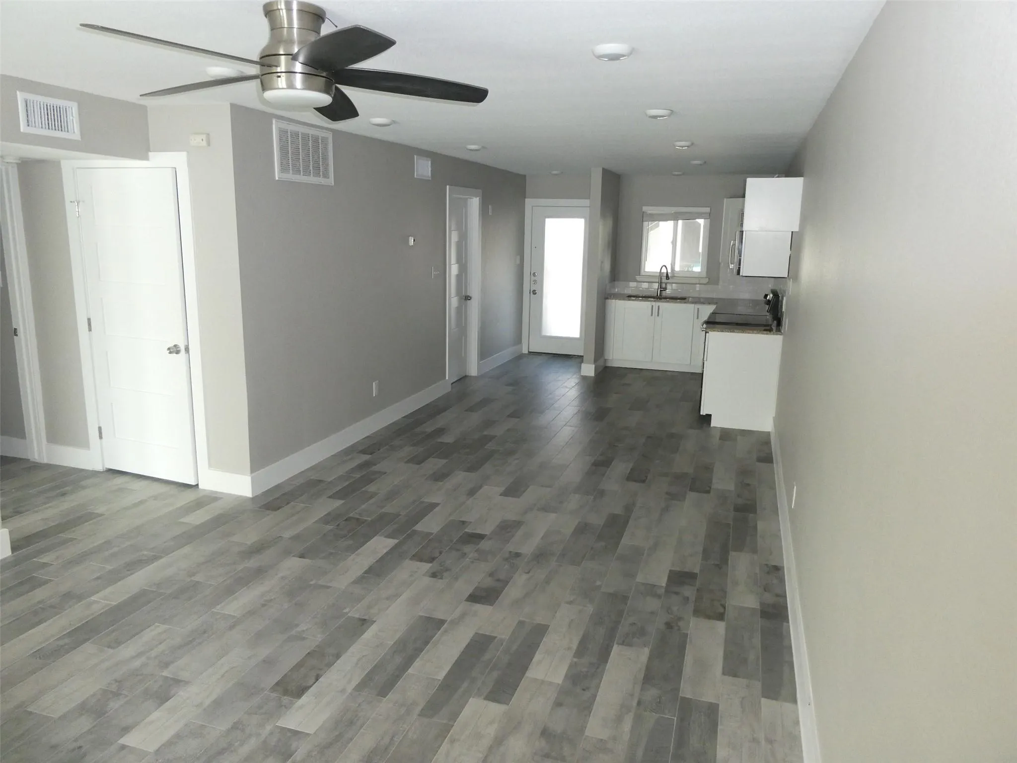 Photo 3 of 909 REINLI ST #133