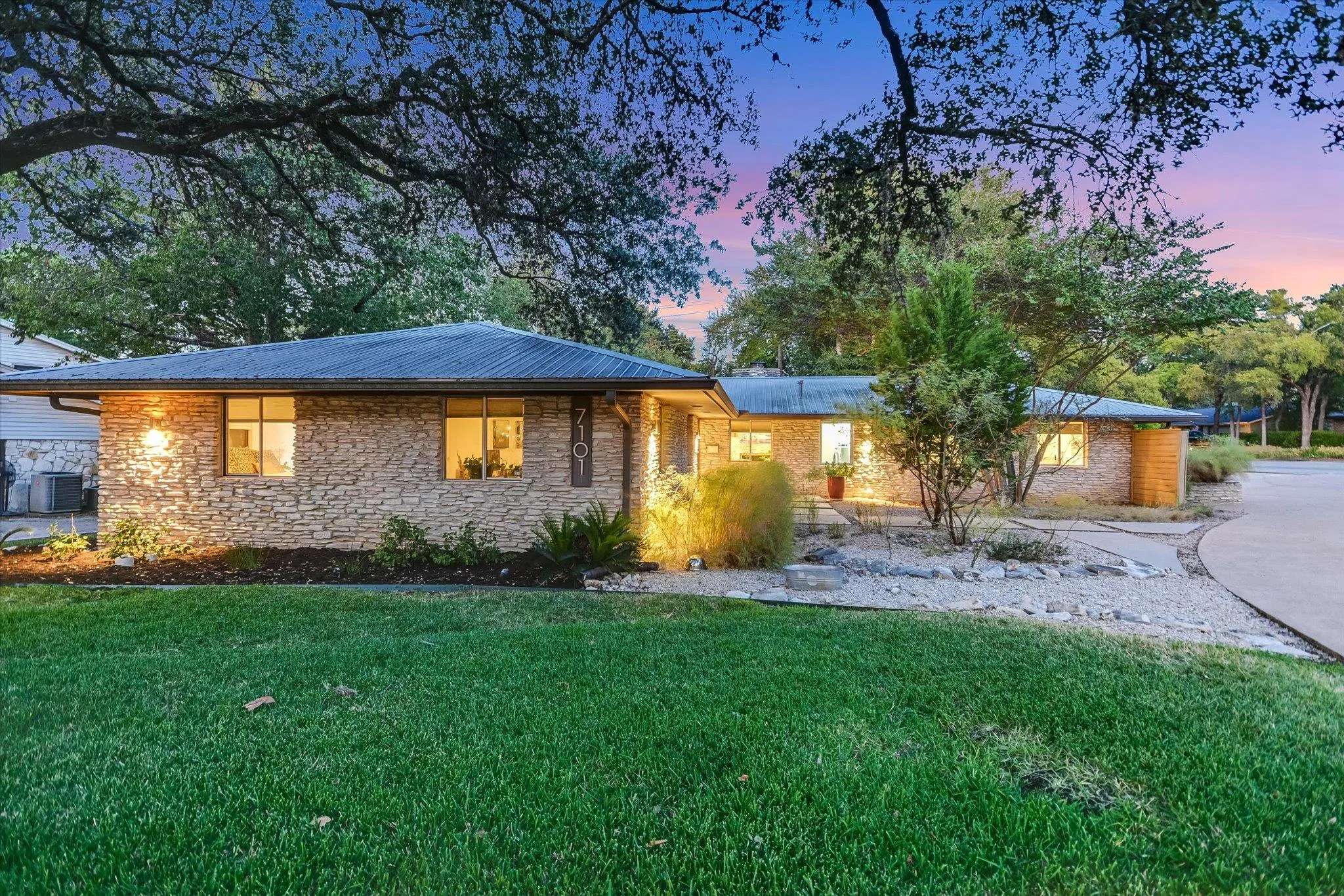 Photo 4 of 7101 SUNGATE DR