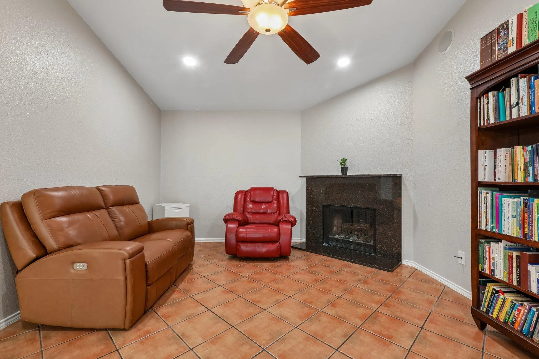 Photo 4 of 5919 KEVIN KELLY PL