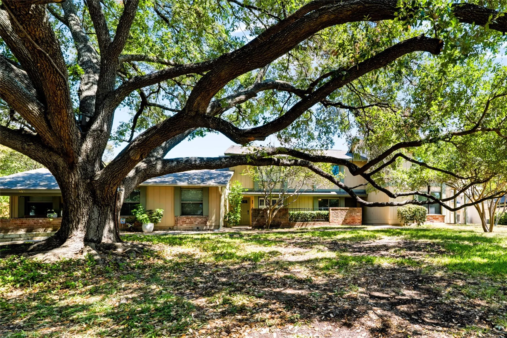 Photo of 911 W VILLAGE LN, Austin, TX, 78758