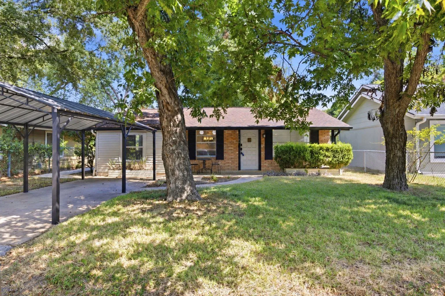 Photo 4 of 3206 GOODWIN AVE