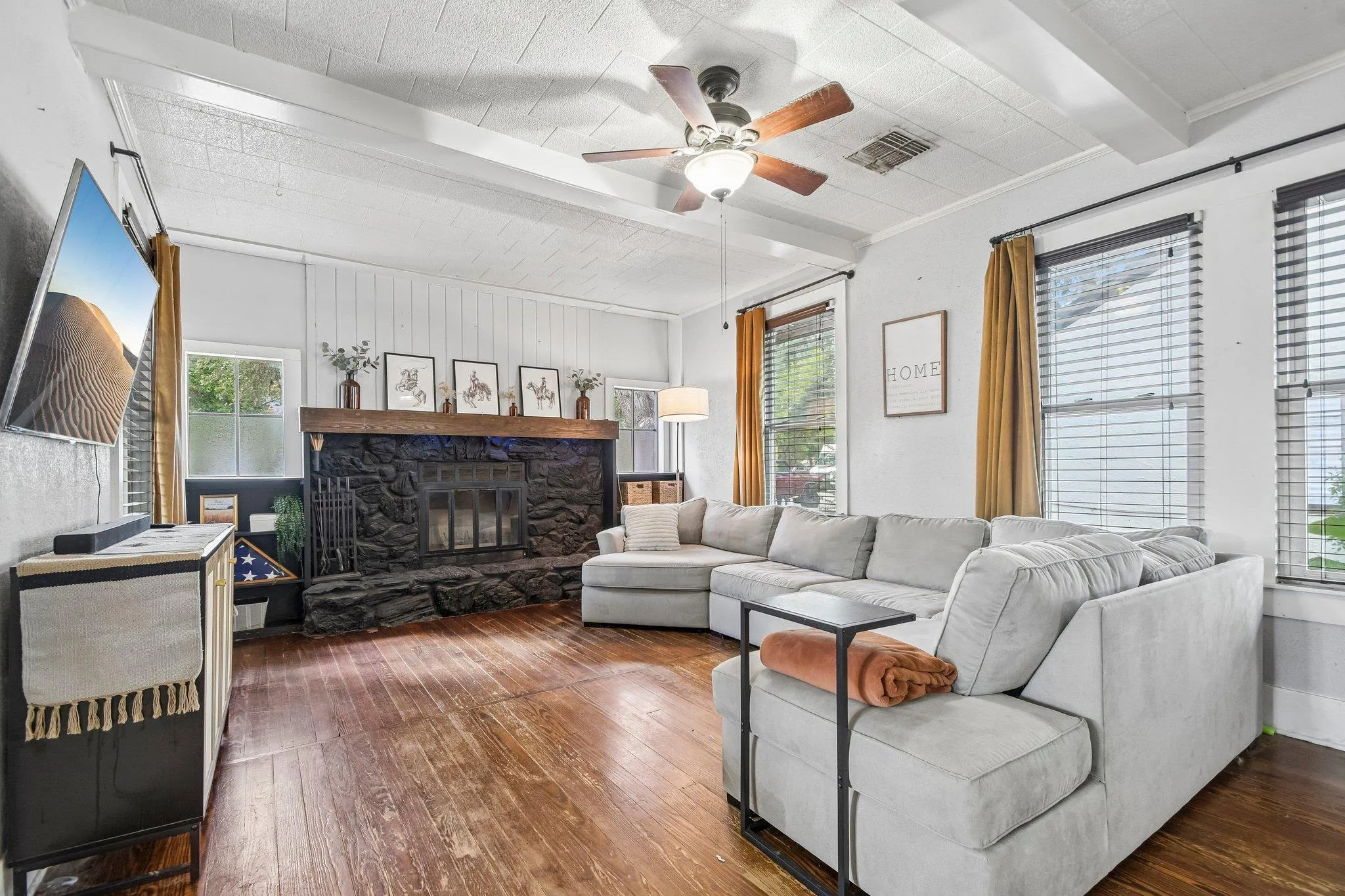 Photo 3 of 802 HUDGINS ST