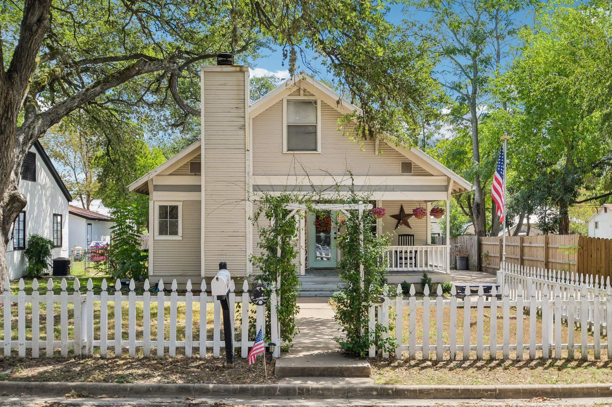 Photo of 802 HUDGINS ST, Smithville, TX, 78957