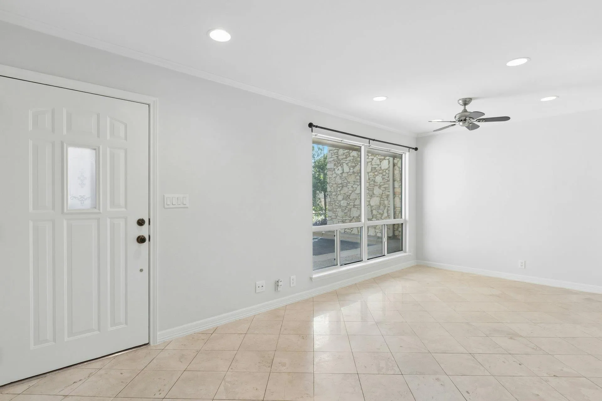 Photo 4 of 500 E RIVERSIDE DR #114