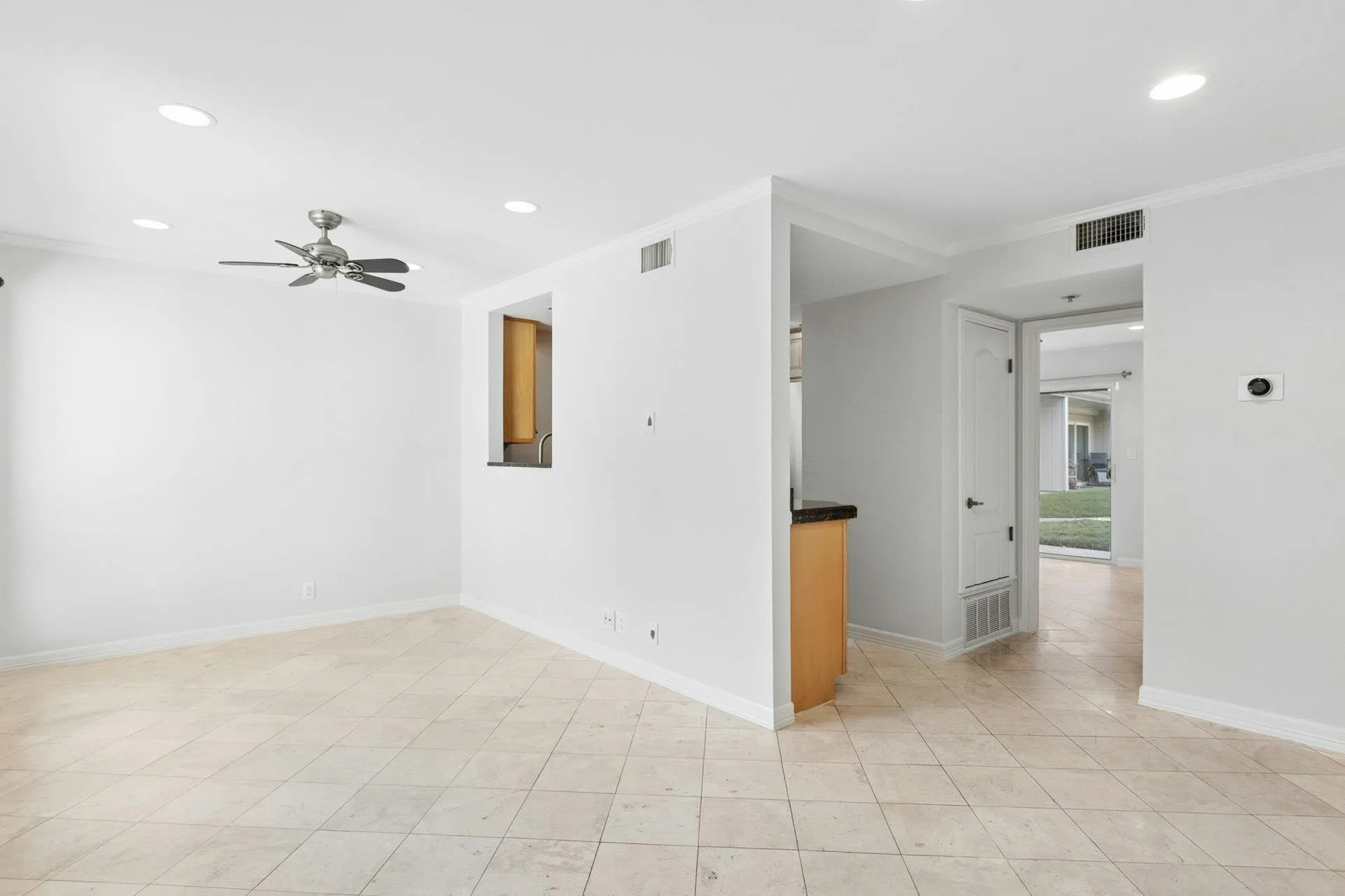 Photo 3 of 500 E RIVERSIDE DR #114