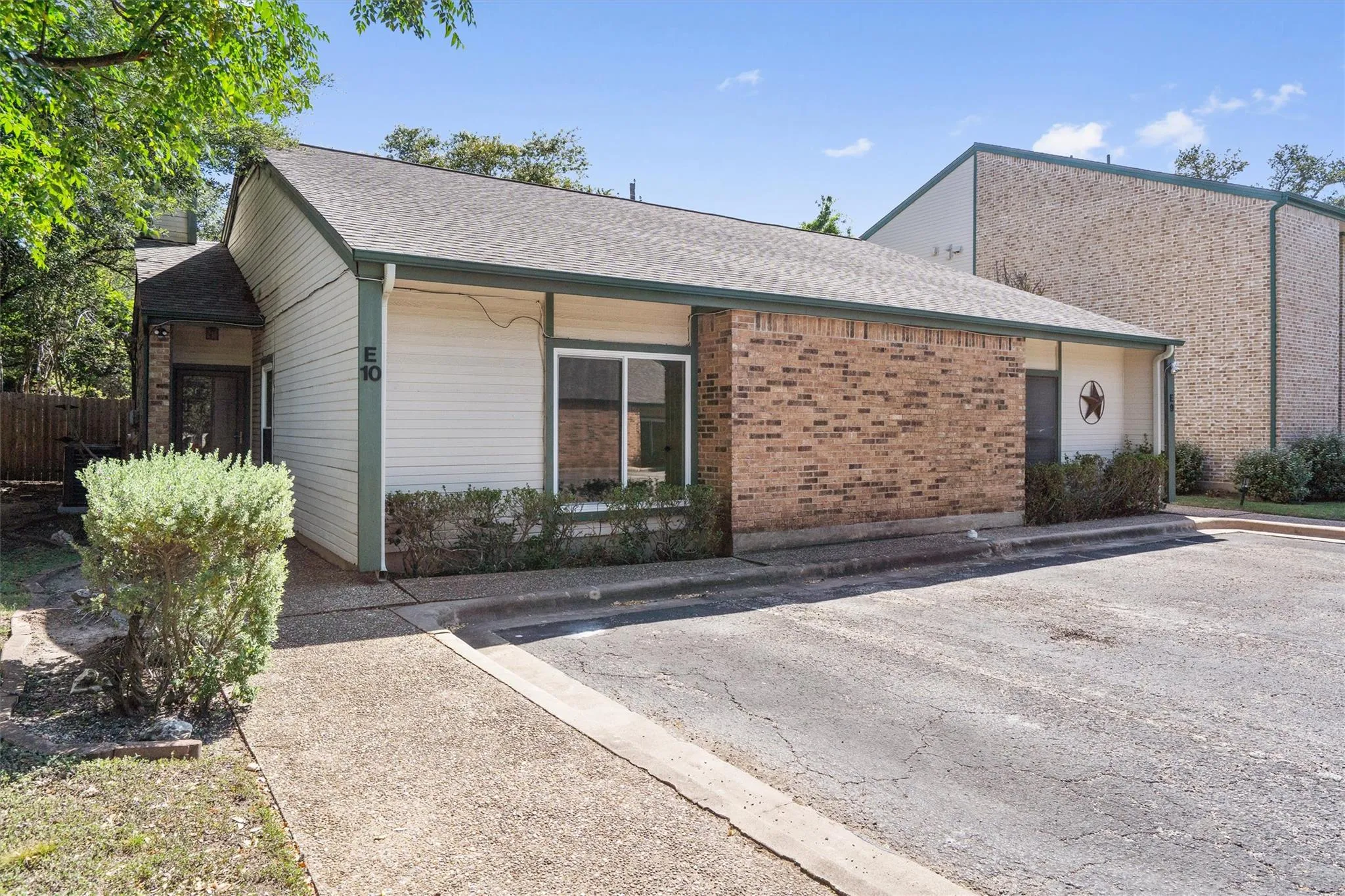 Photo 4 of 6501 COLUMBIA OAKS CT #10