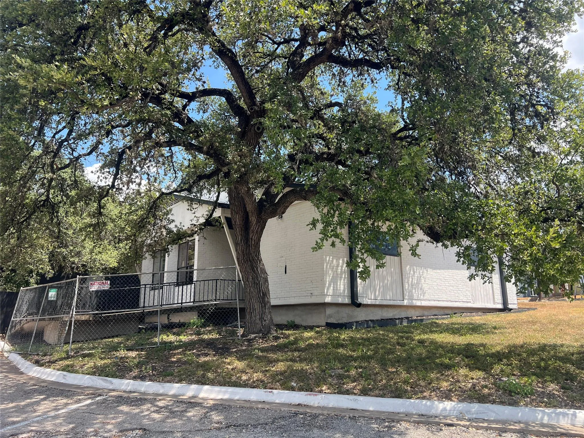 Photo 2 of 402 WEST LIVE OAK ST