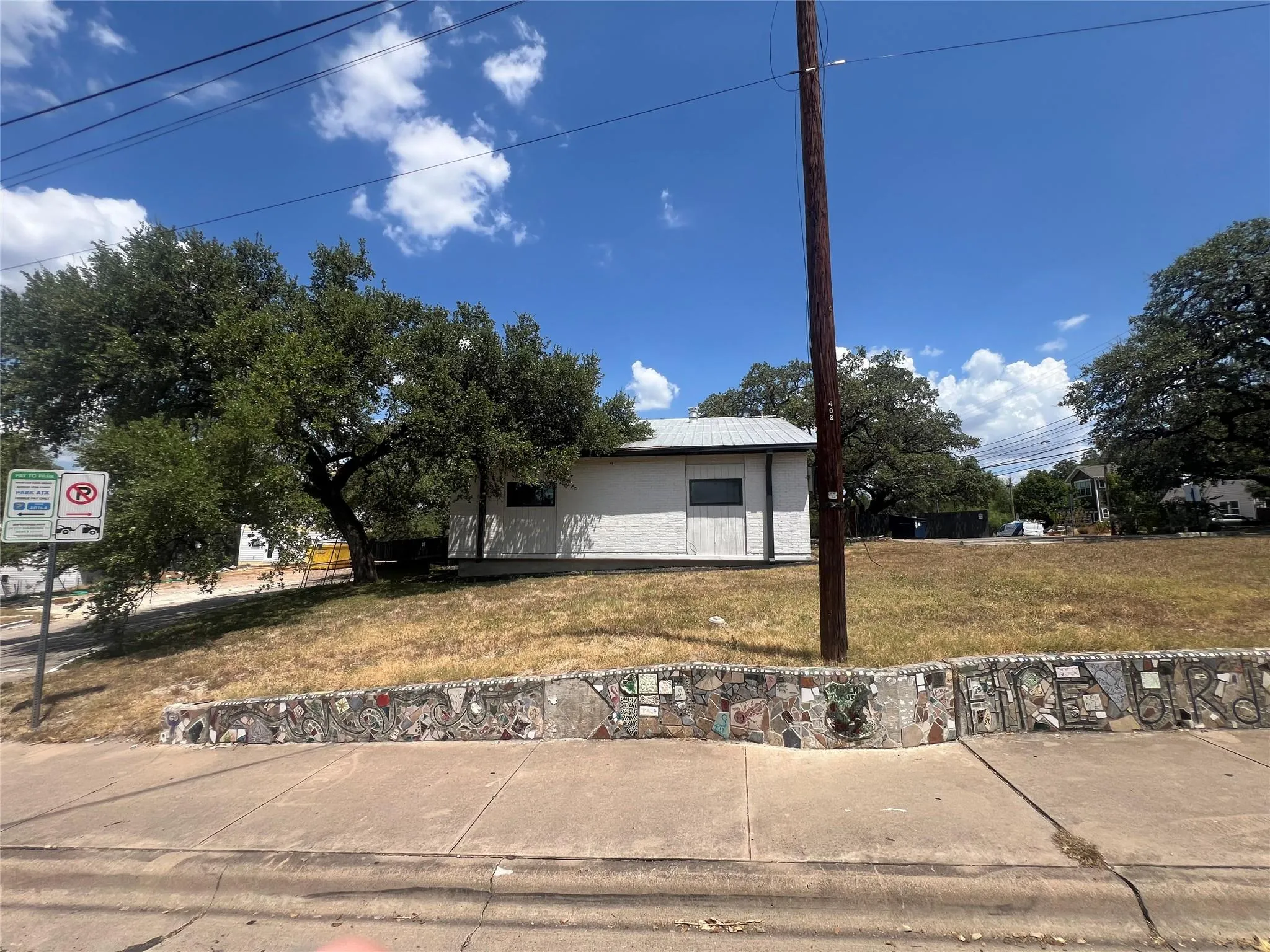 Photo 4 of 402 WEST LIVE OAK ST
