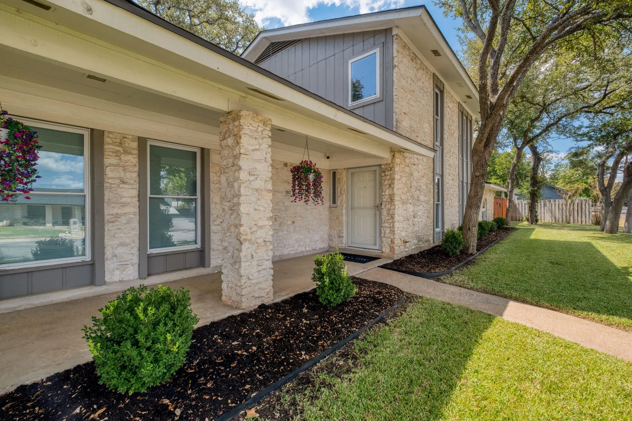 Photo 4 of 1007 BLUFF DR