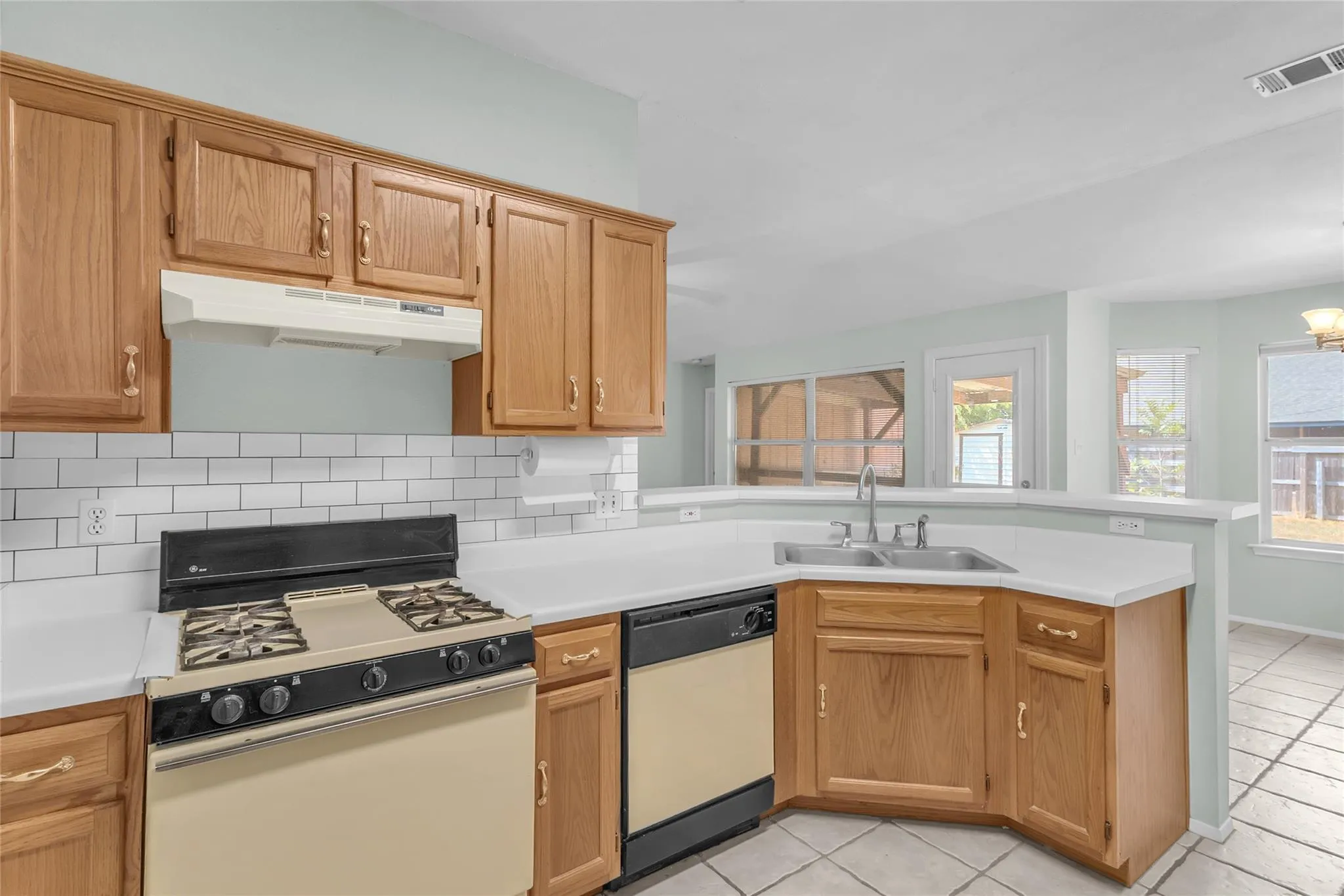 Photo 5 of 1902 HOLLOW TREE BLVD