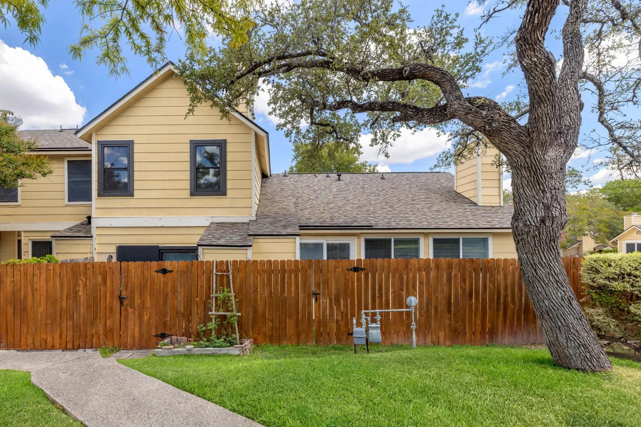 Photo 4 of 11901 SWEARINGEN DR #35