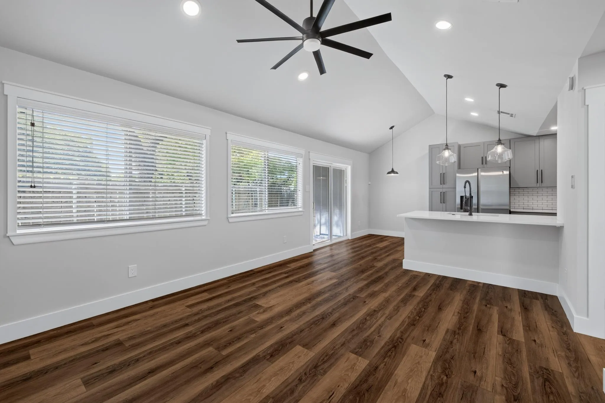 Photo 5 of 11901 SWEARINGEN DR #35