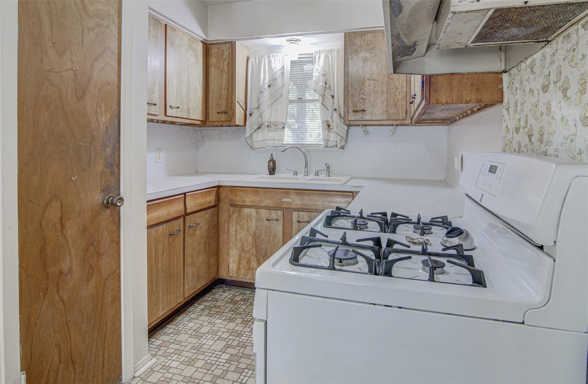 Photo 5 of 8915 SLAYTON DR