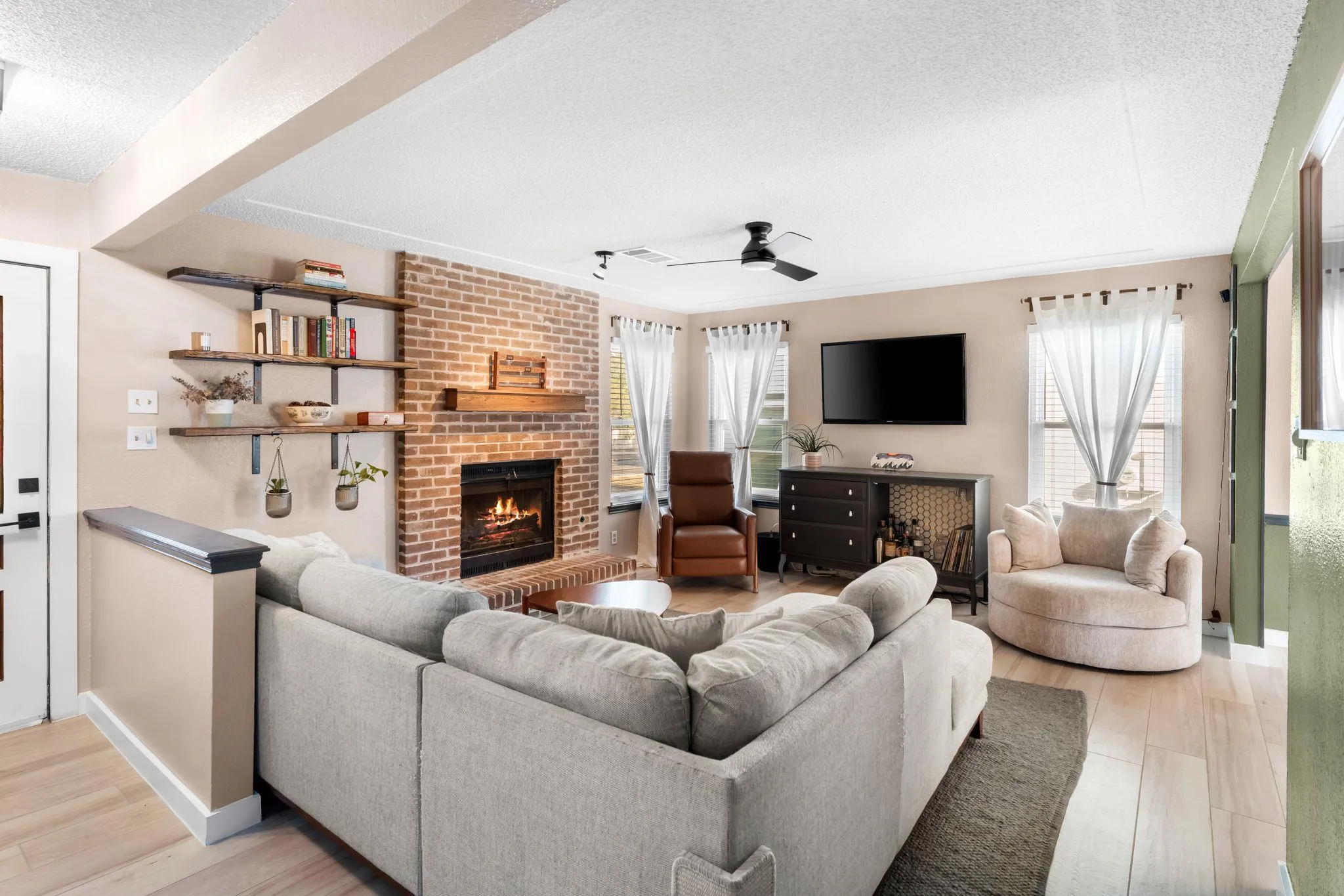 Photo 4 of 1701 GREENLAWN BLVD
