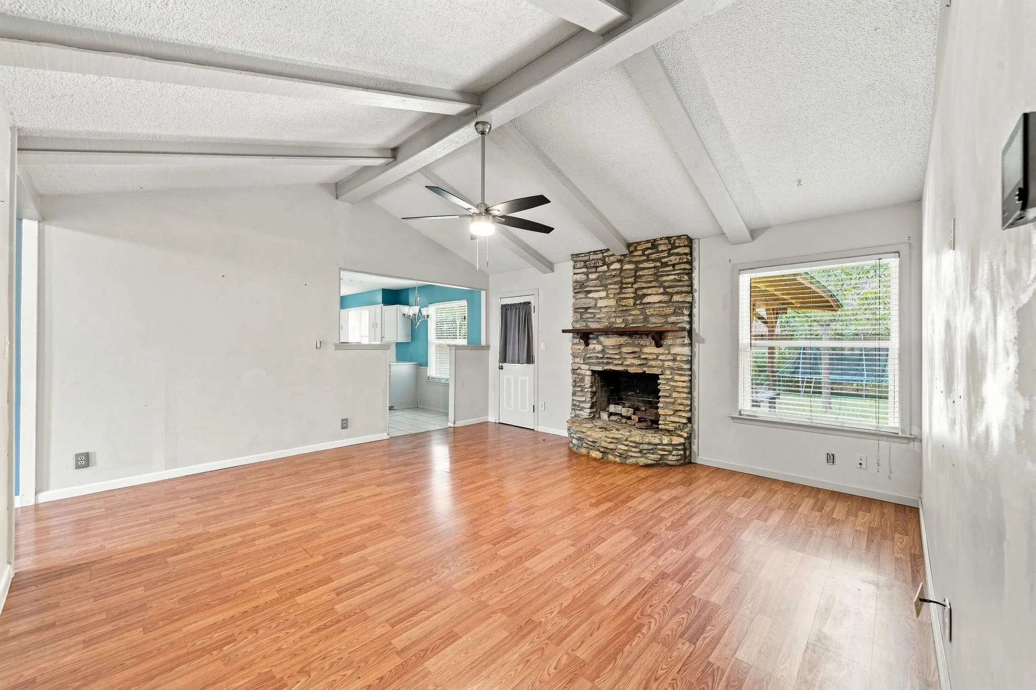 Photo 4 of 7004 WHISPERING OAKS DR