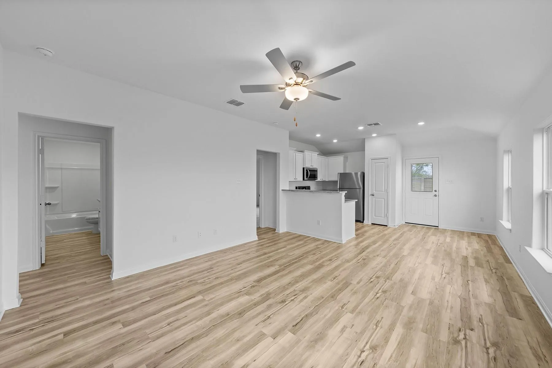 Photo 3 of 226 MYRTLE OAK DR