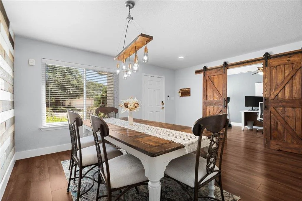 Photo 4 of 821 BELLA VISTA CIR