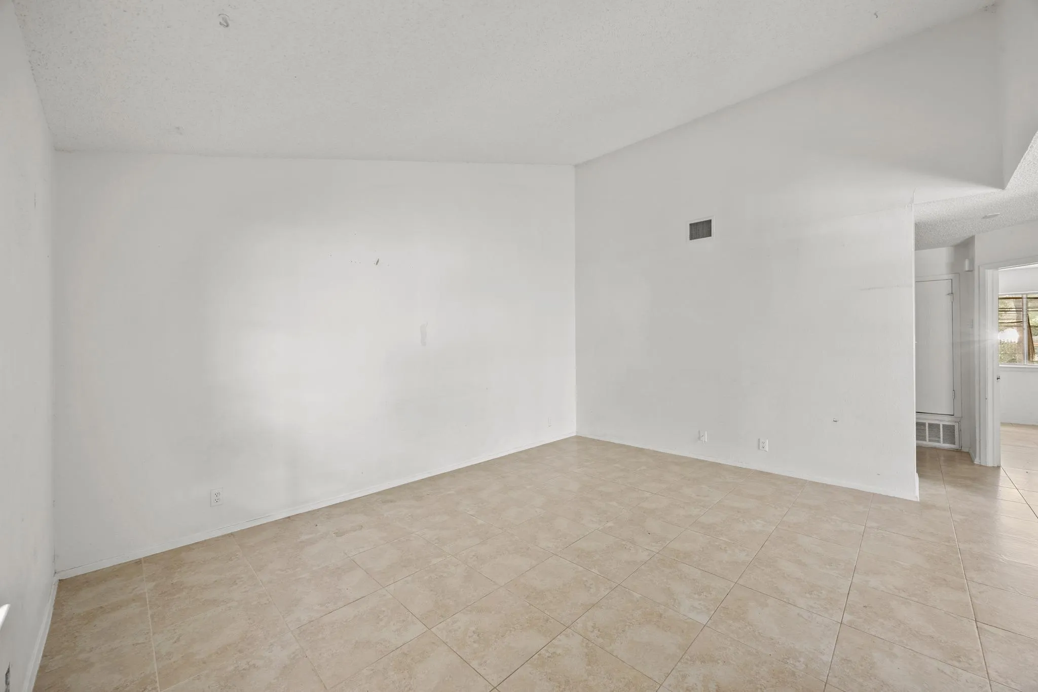 Photo 5 of 8711 PINERIDGE DR