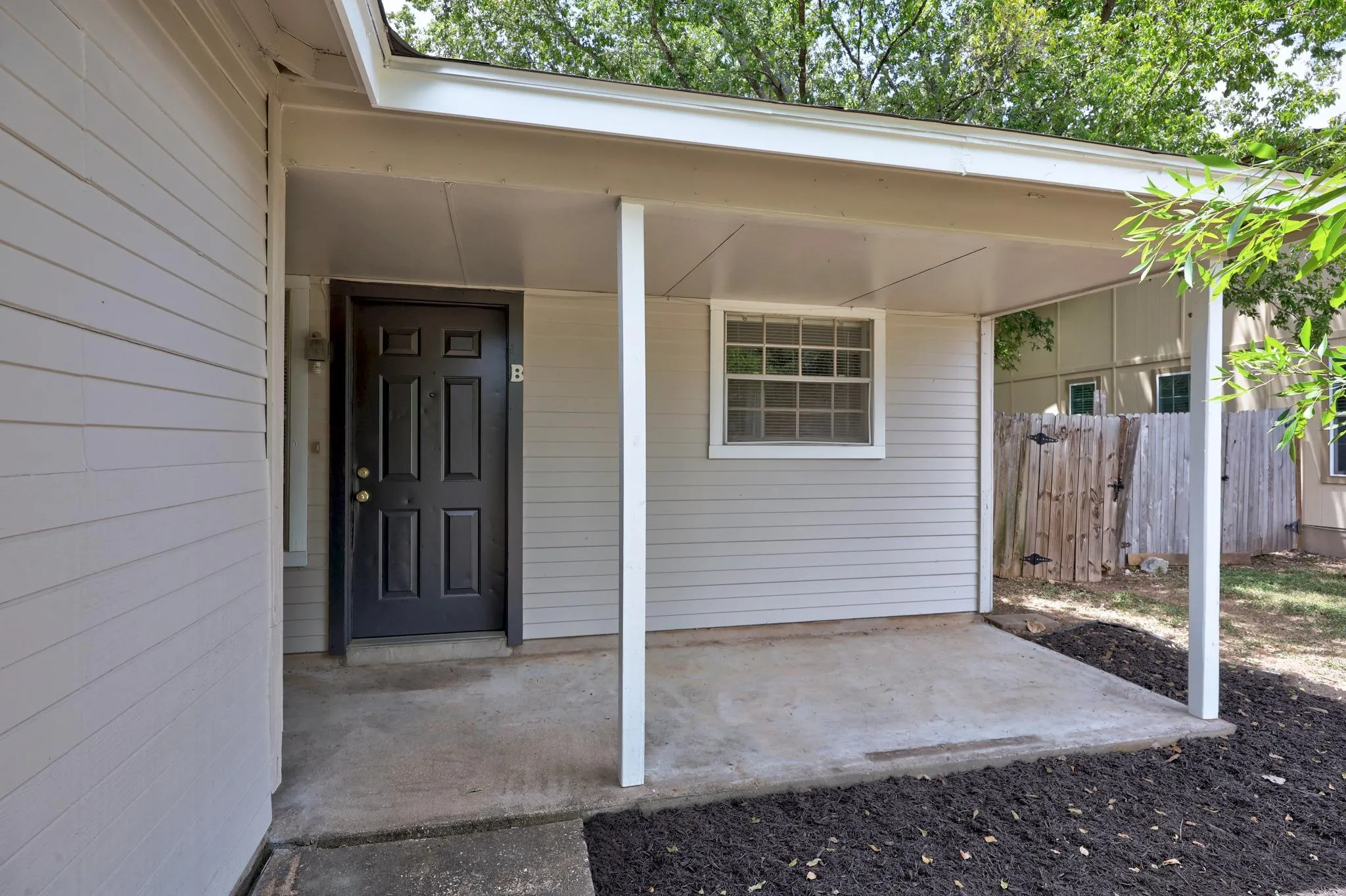 Photo 3 of 8711 PINERIDGE DR