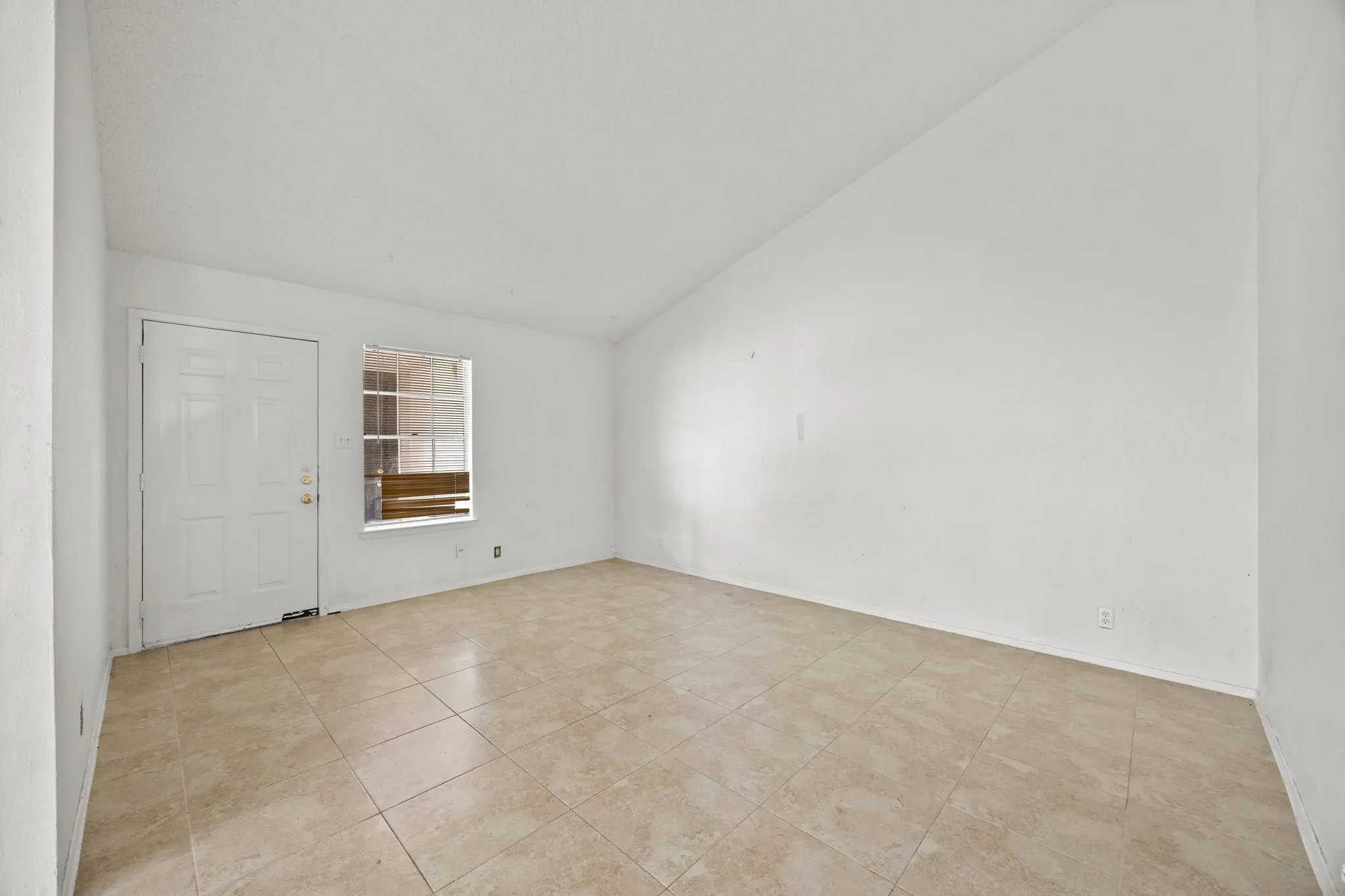 Photo 4 of 8711 PINERIDGE DR
