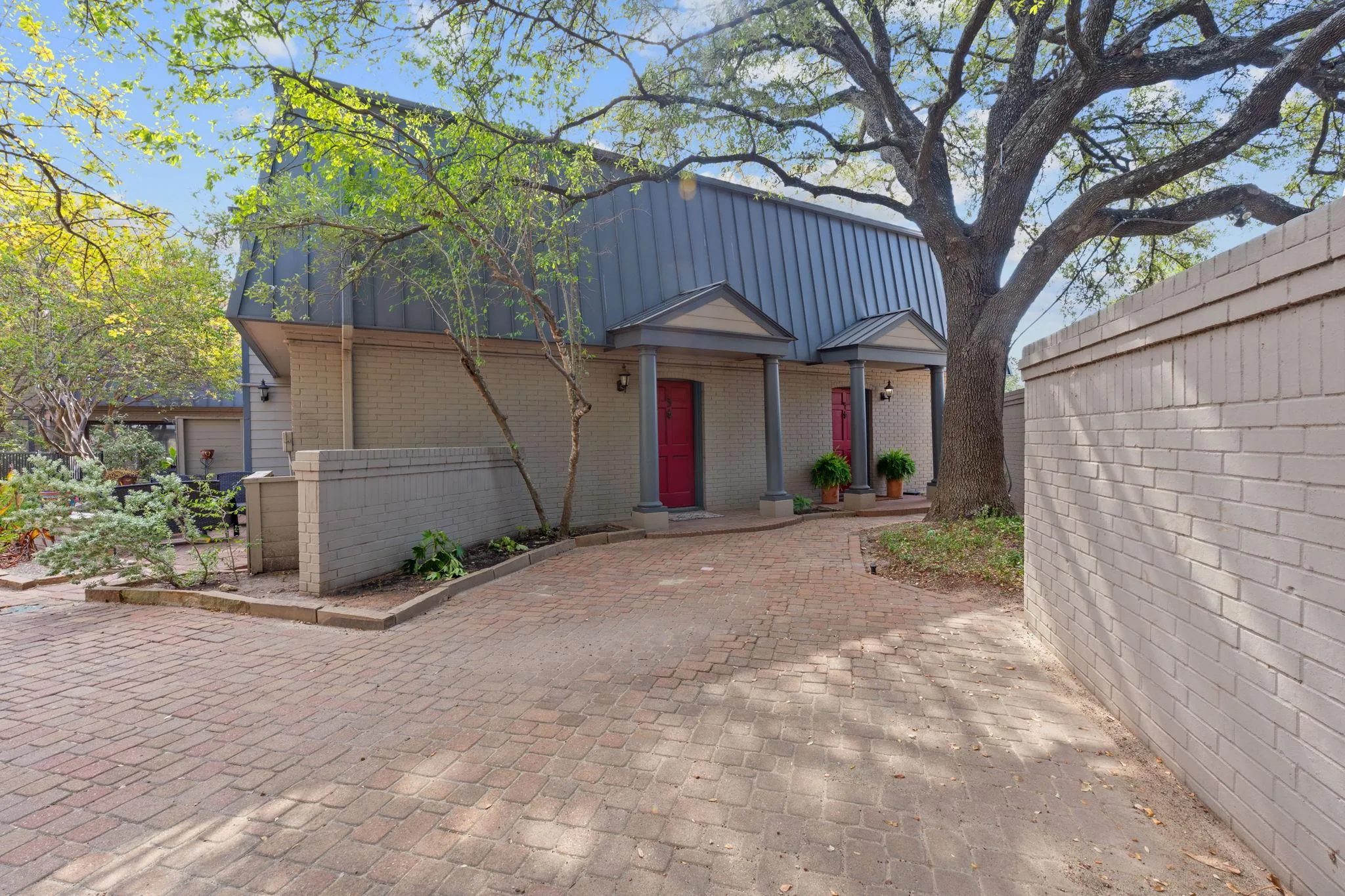 Photo 2 of 2500 STECK AVE #4