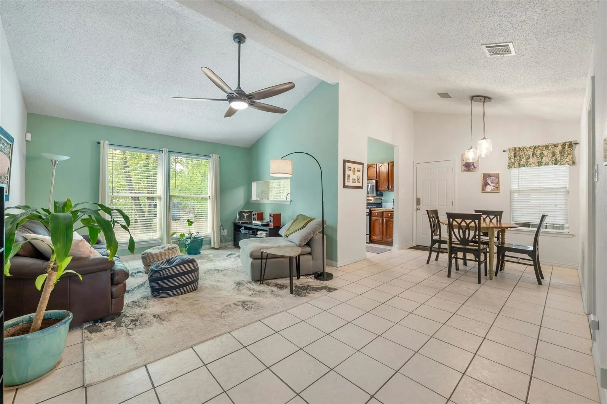 Photo 3 of 2523 E STASSNEY LN