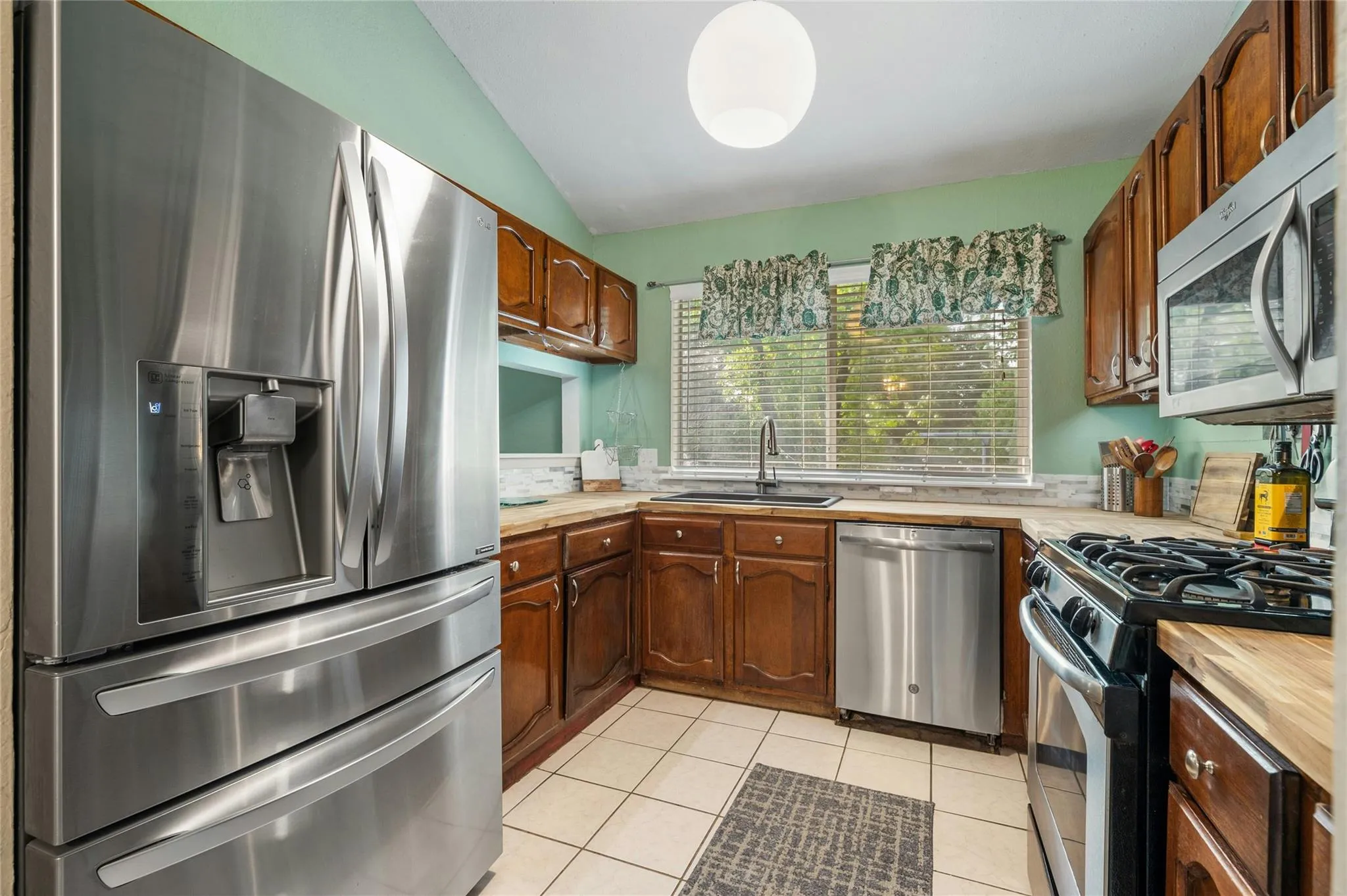 Photo 4 of 2523 E STASSNEY LN