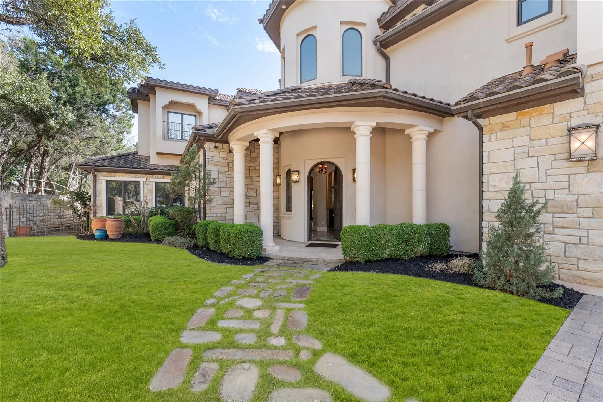 Photo 2 of 303 CAMINO ARBOLAGO ST