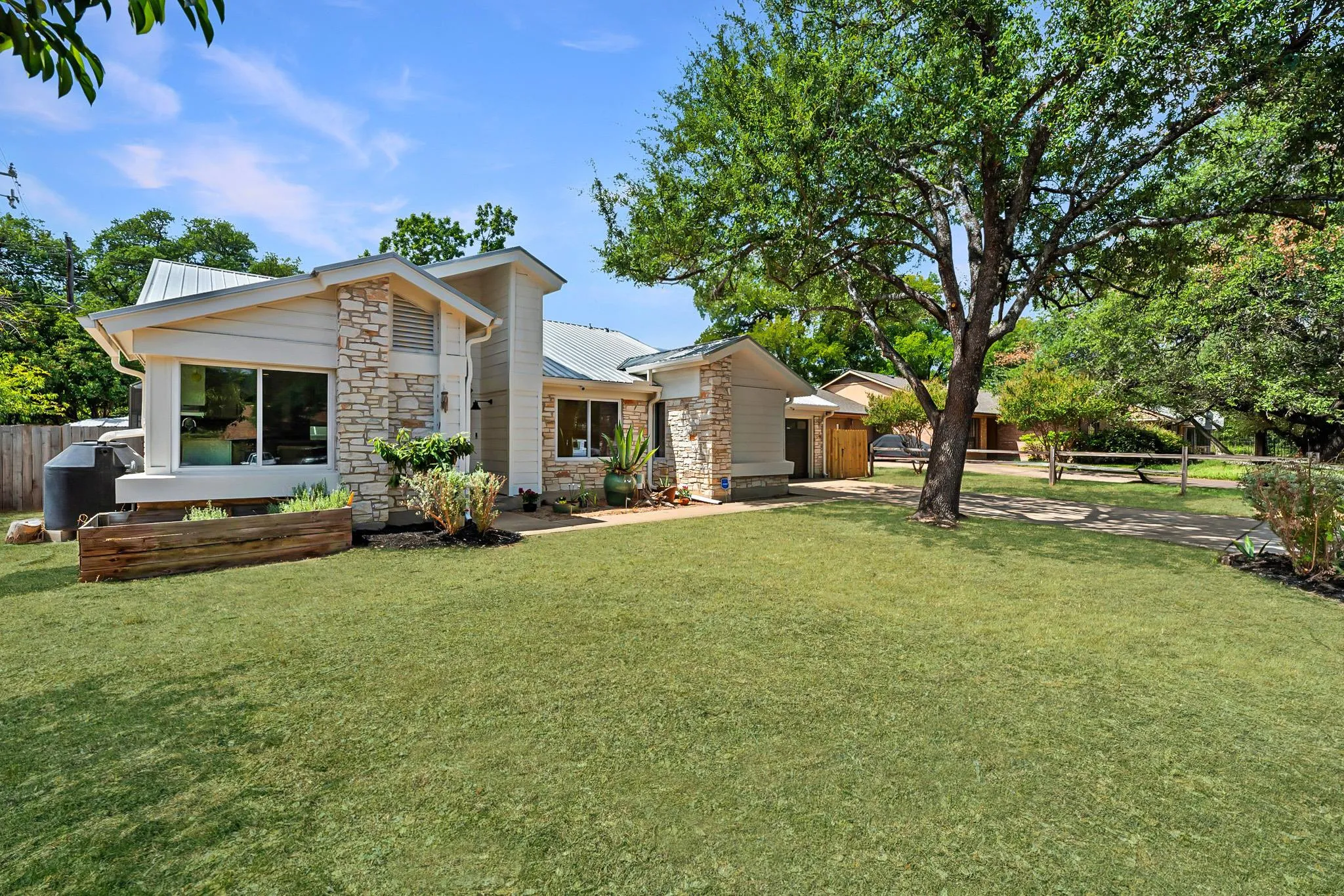 Photo 2 of 4001 BURR OAK LN