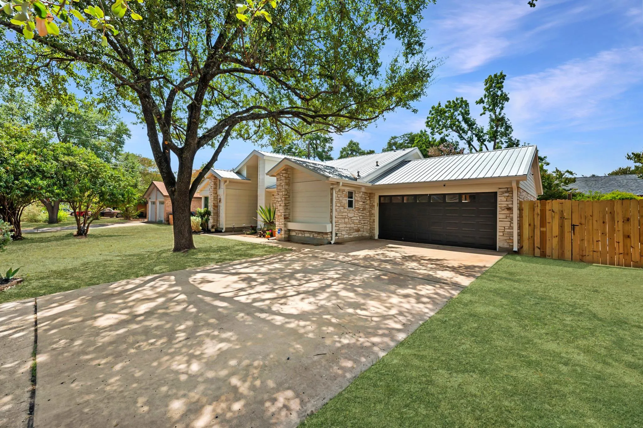 Photo 3 of 4001 BURR OAK LN