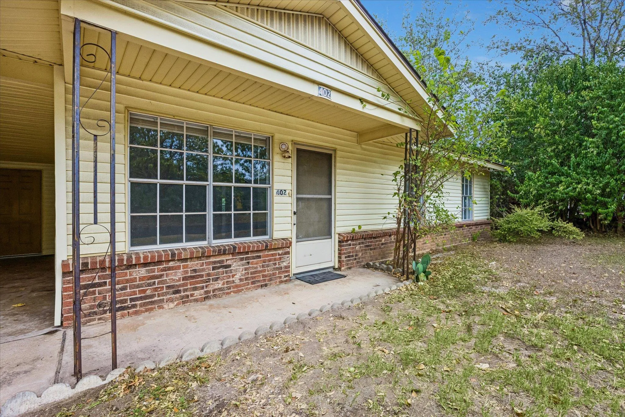 Photo 3 of 402 BRAMBLE DR