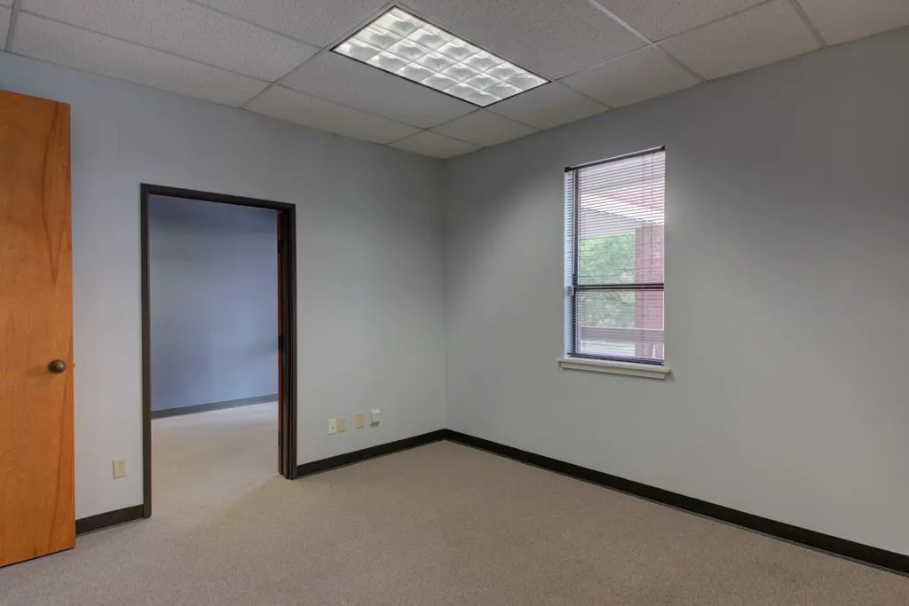 Photo 4 of 11824 JOLLYVILLE RD #103