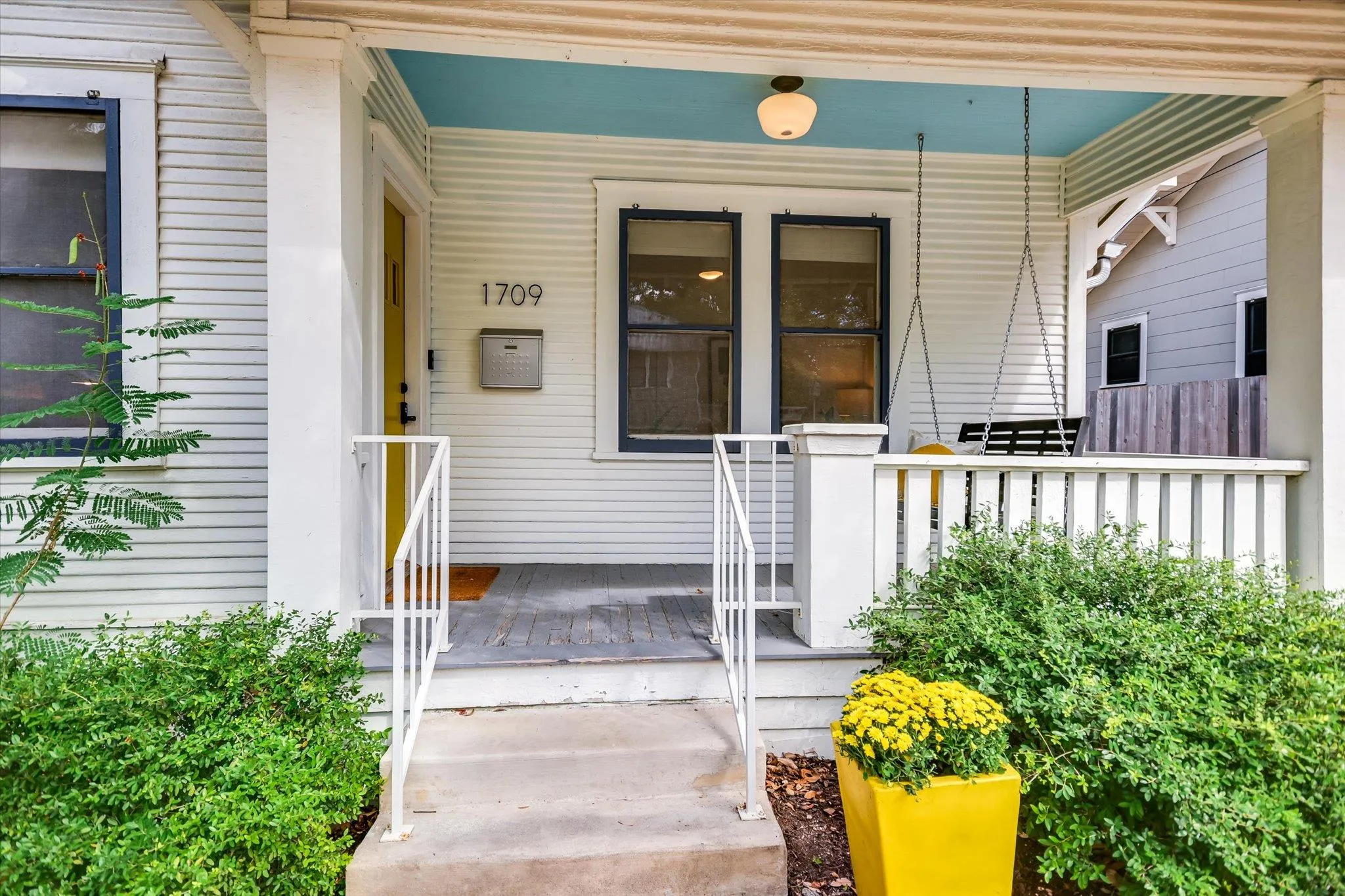 Photo 3 of 1709 DRAKE AVE