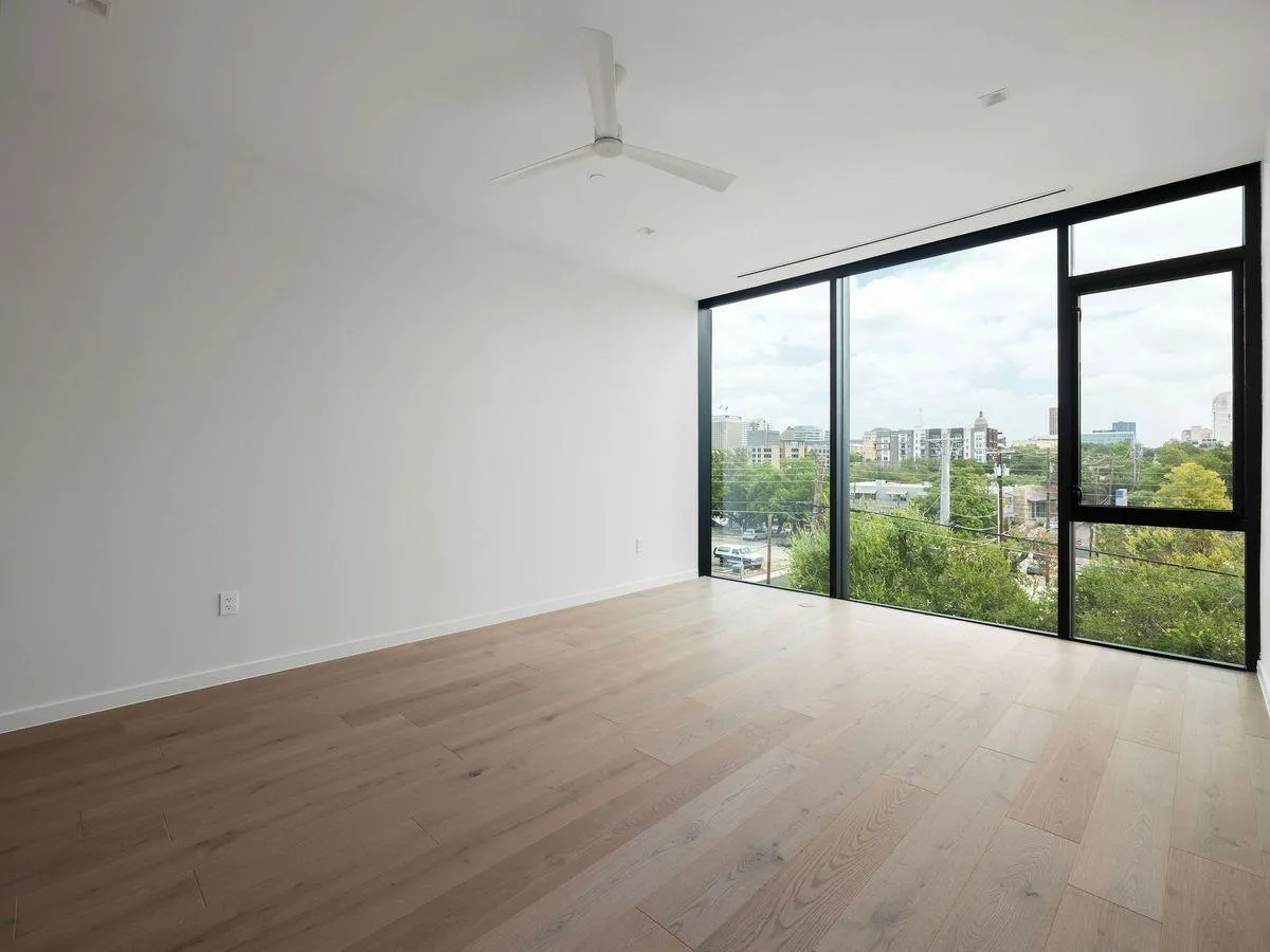 Photo 2 of 1006 BAYLOR ST #303