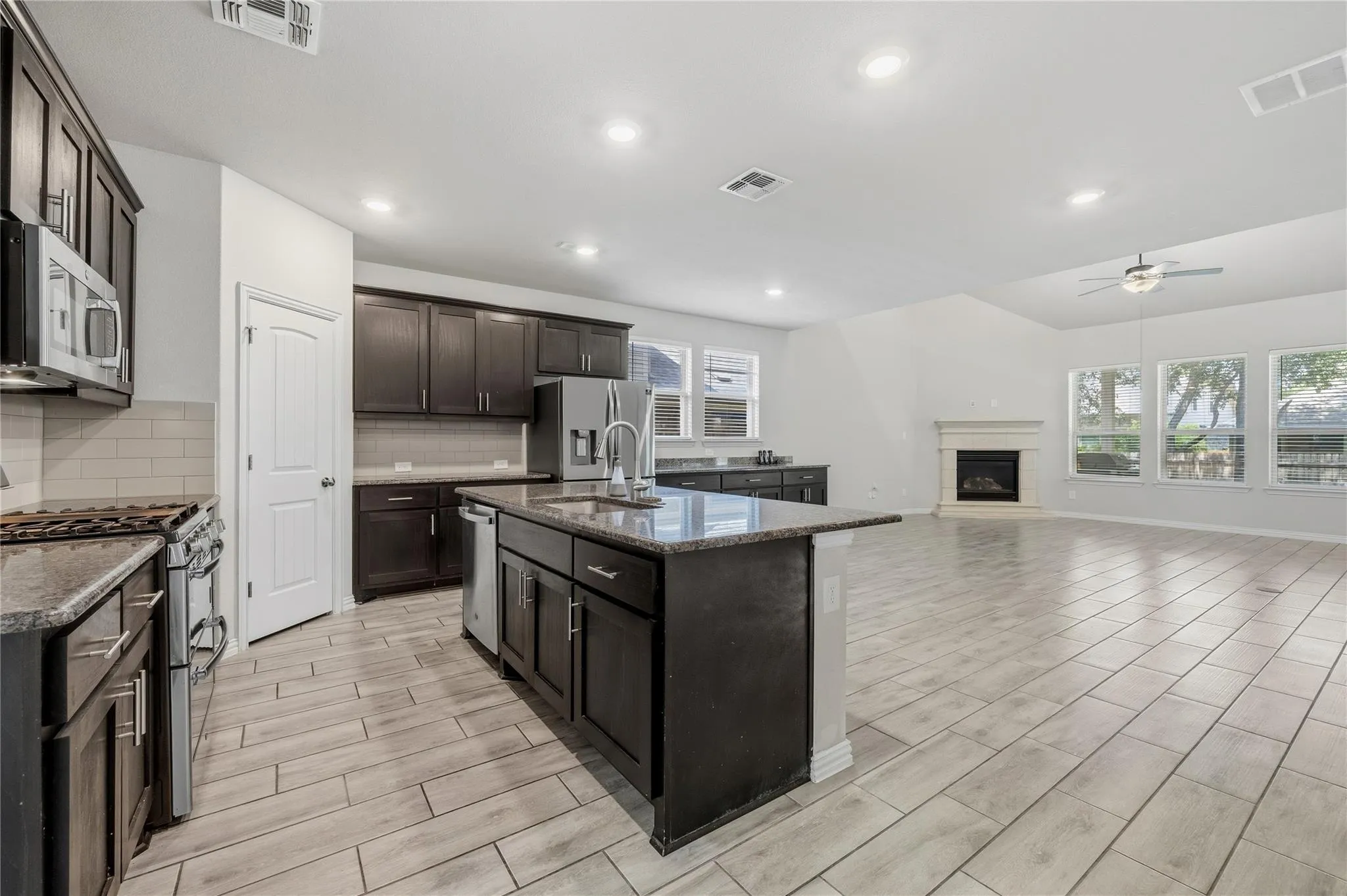 Photo 4 of 141 SANGAREE DR
