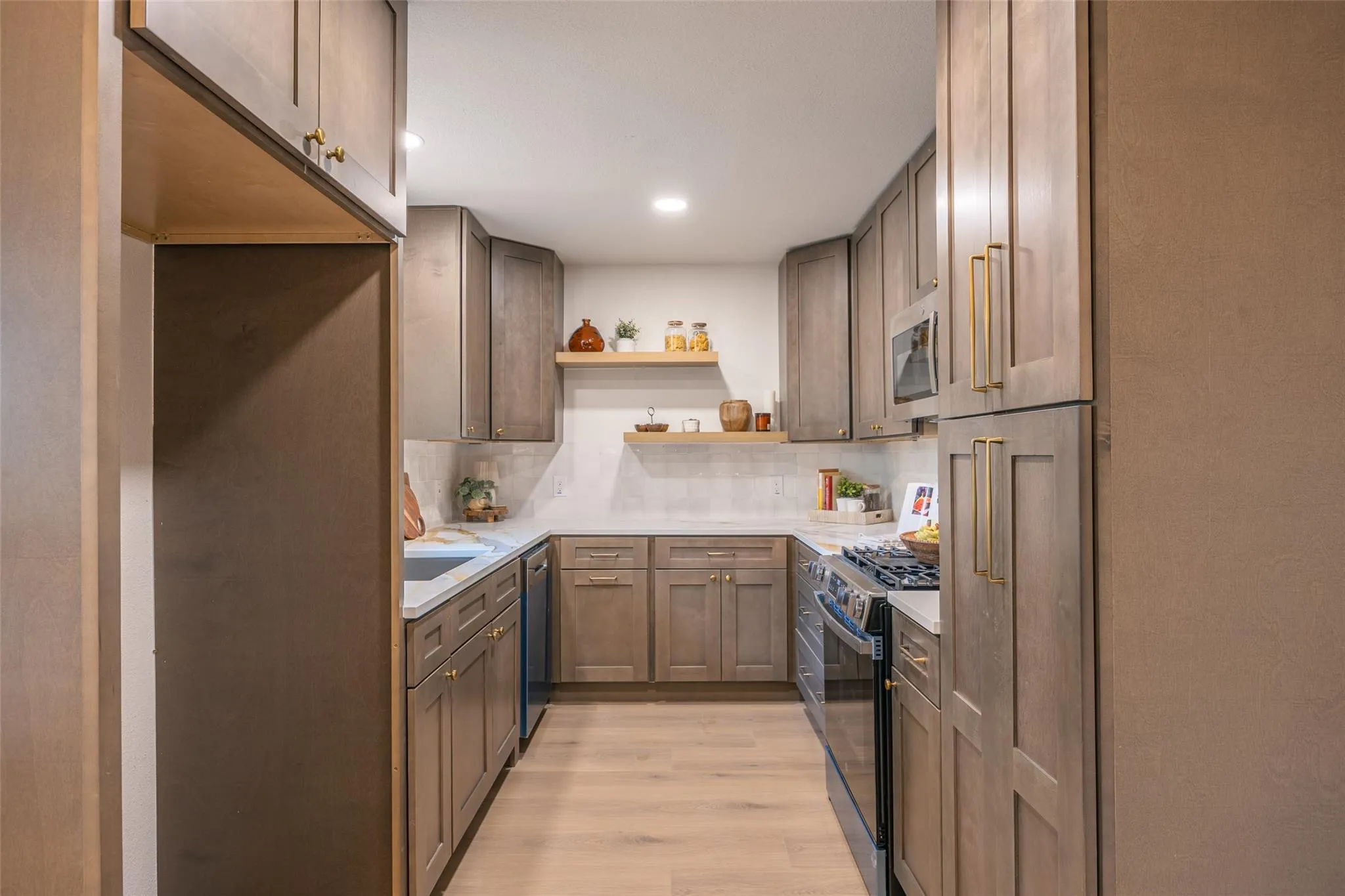 Photo 4 of 6816 HANOVER LN