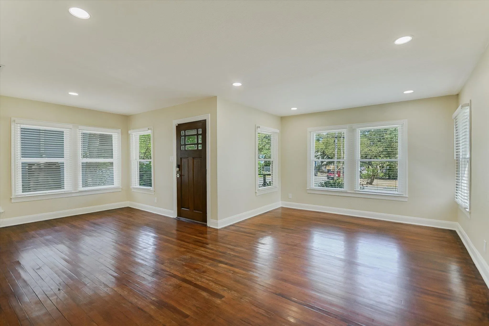 Photo 5 of 1001 E 39TH ST