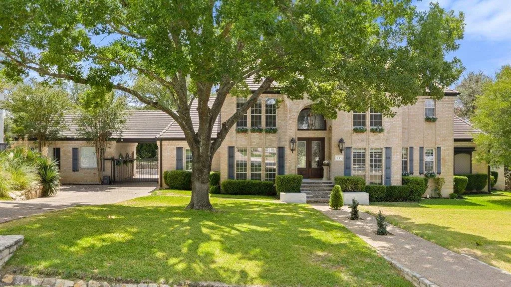 Photo of 17 HEDGEBROOK WAY, The Hills, TX, 78738