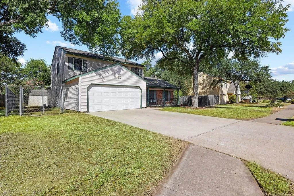 Photo 4 of 1702 OAKRIDGE DR
