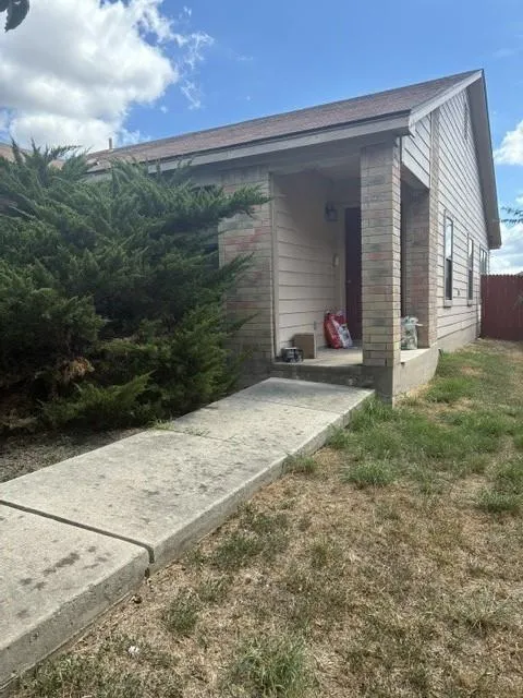 Photo 2 of 112 AZOLAR ST