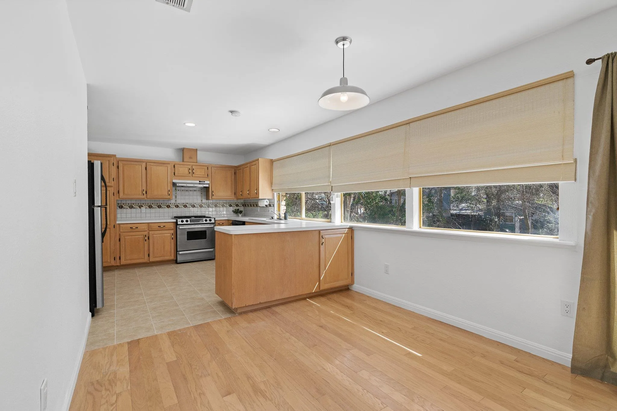 Photo 4 of 11601 EUBANK DR