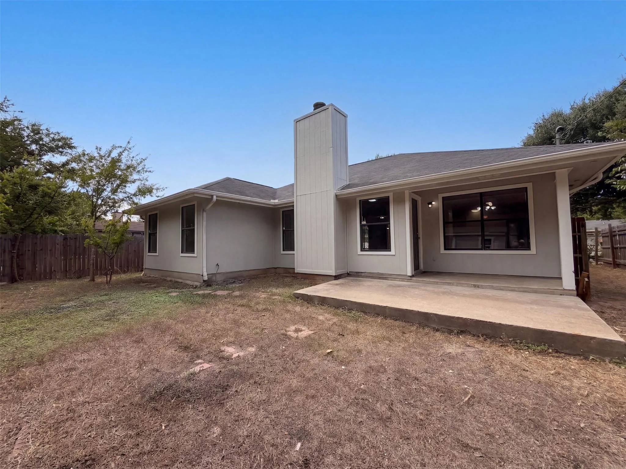 Photo 5 of 16207 PARKWAY DR