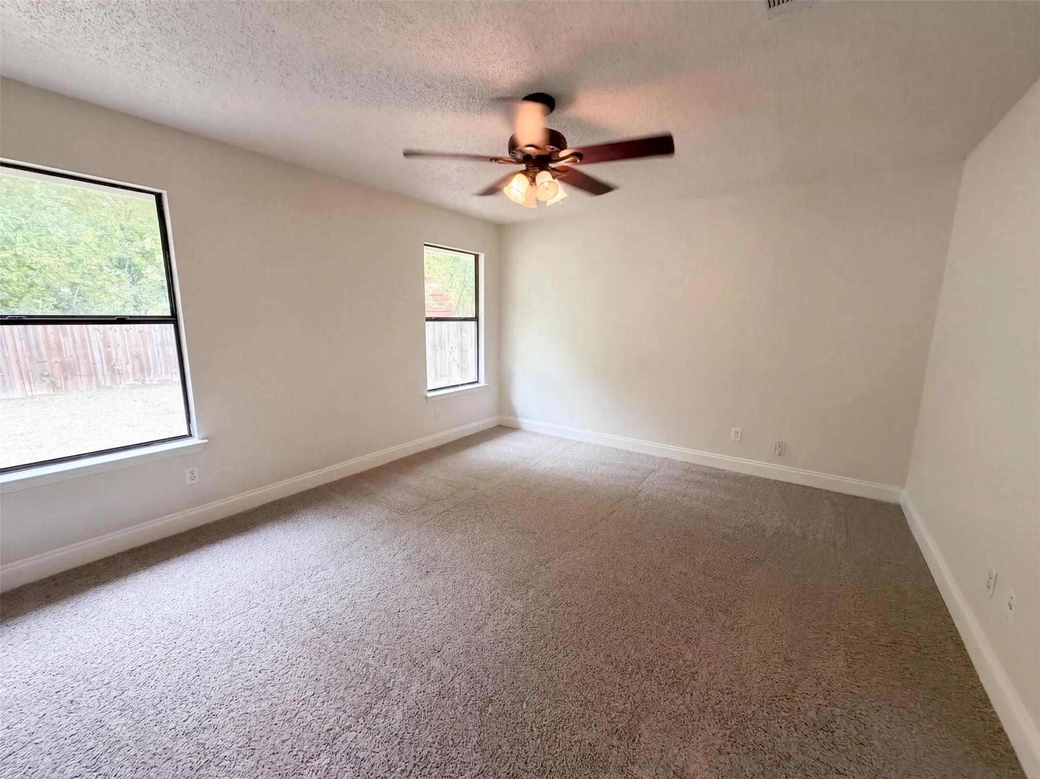 Photo 4 of 16207 PARKWAY DR