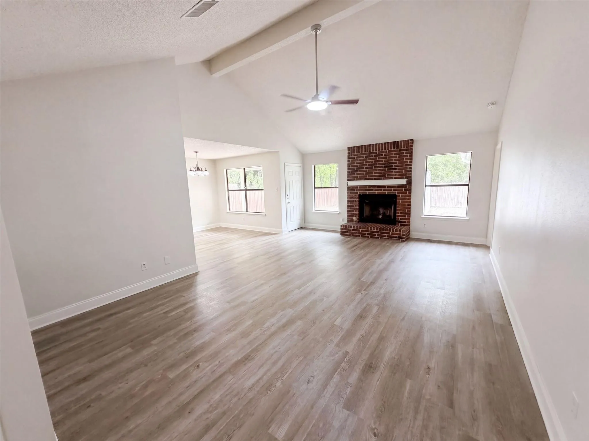 Photo 3 of 16207 PARKWAY DR