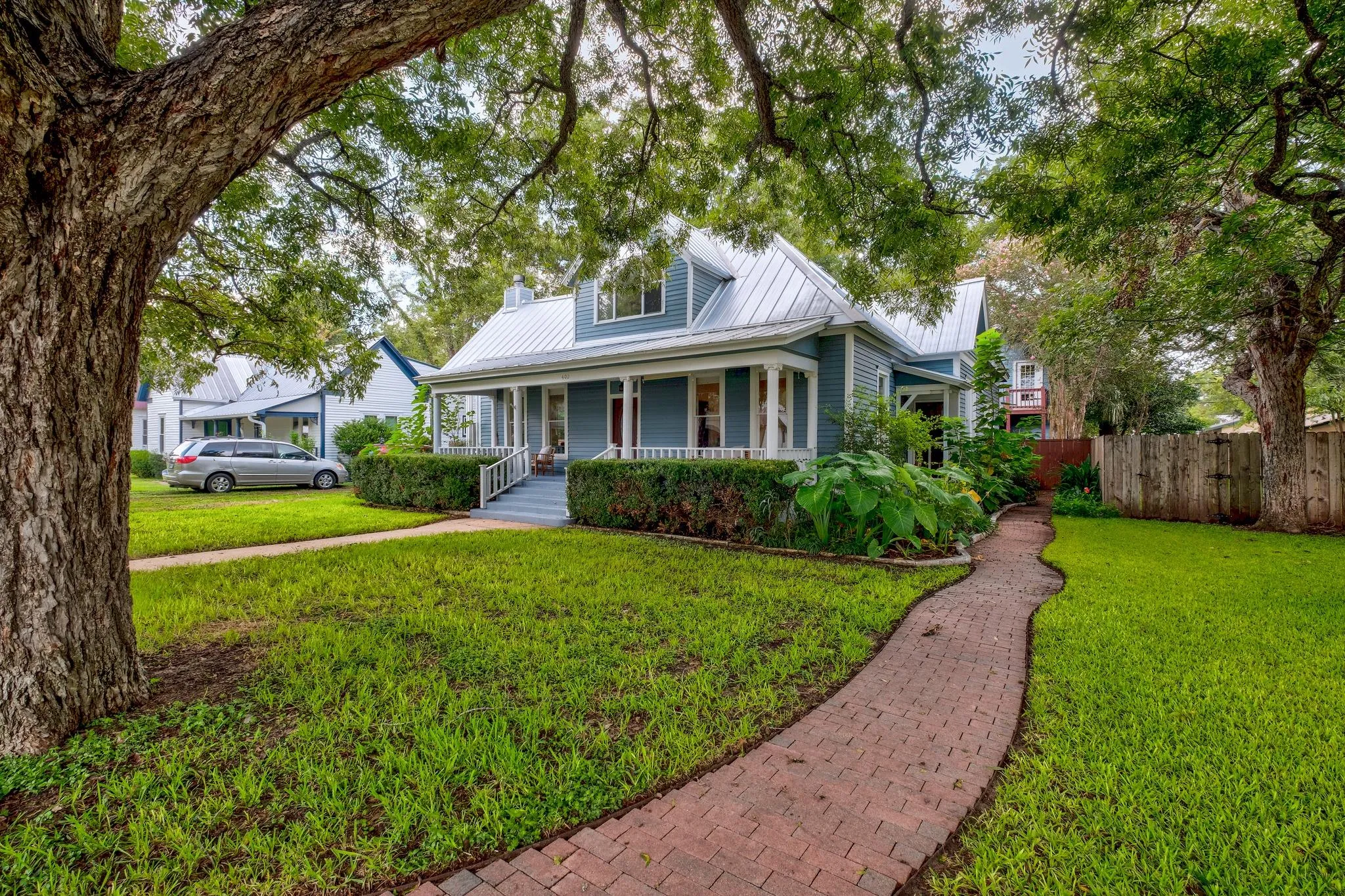 Photo 2 of 402 HUDGINS ST