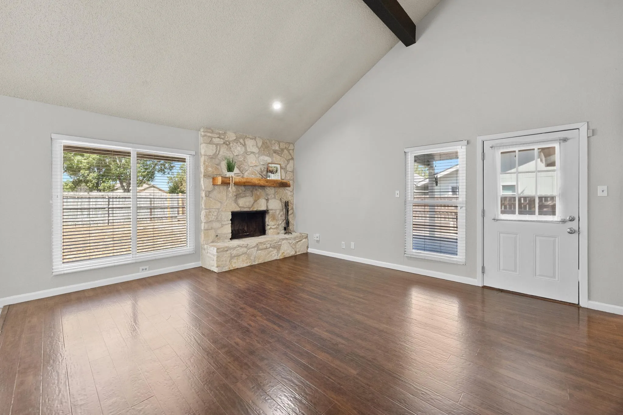 Photo 5 of 302 SPLITROCK ST