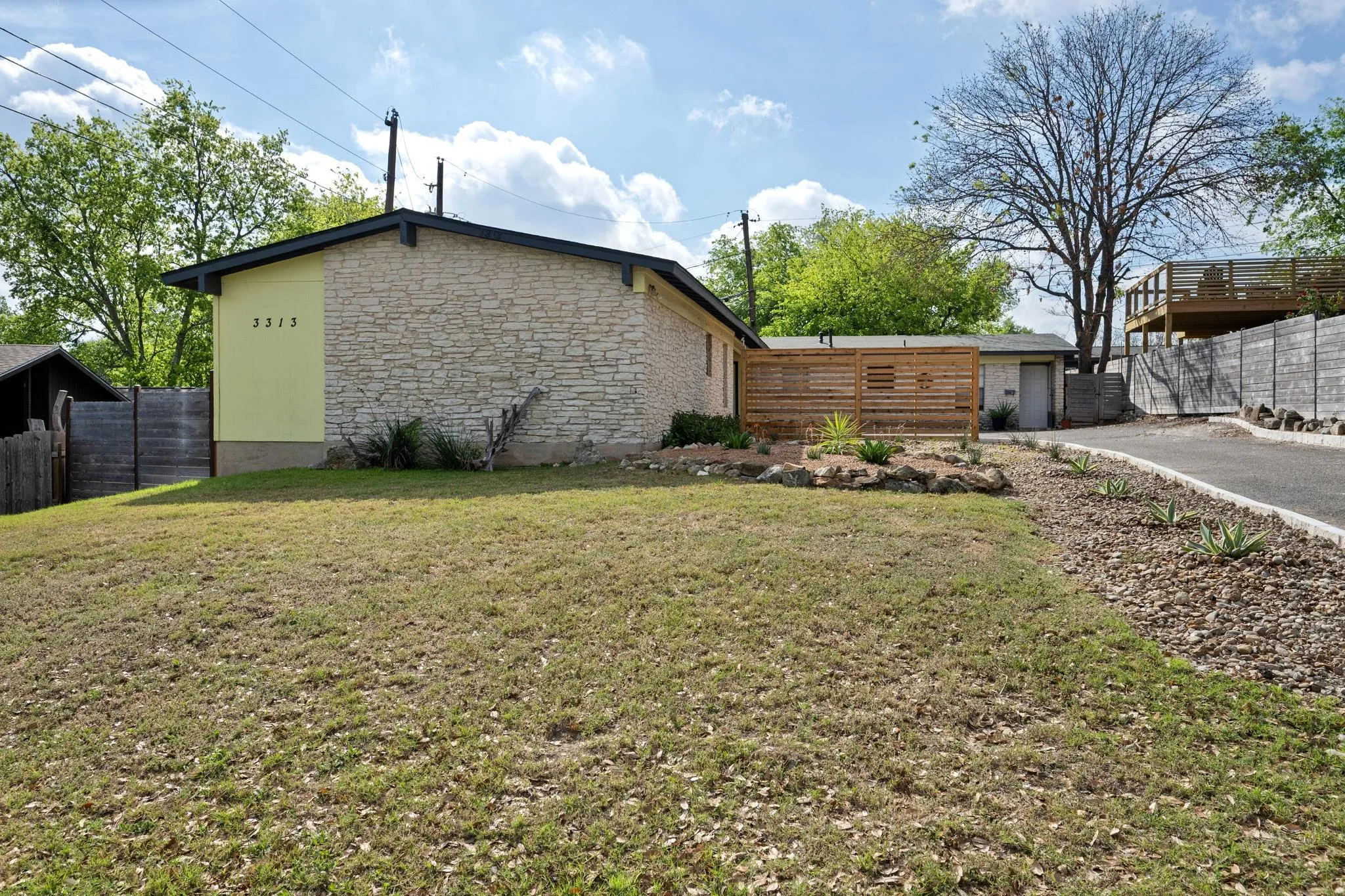 Photo 2 of 3313 S OAK DR