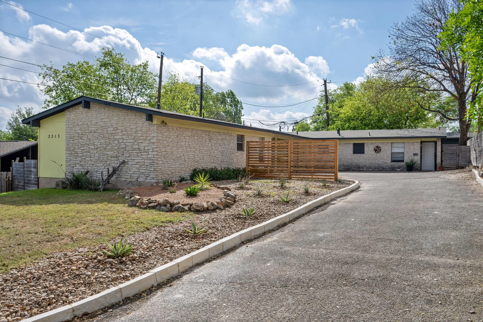 Photo 3 of 3313 S OAK DR