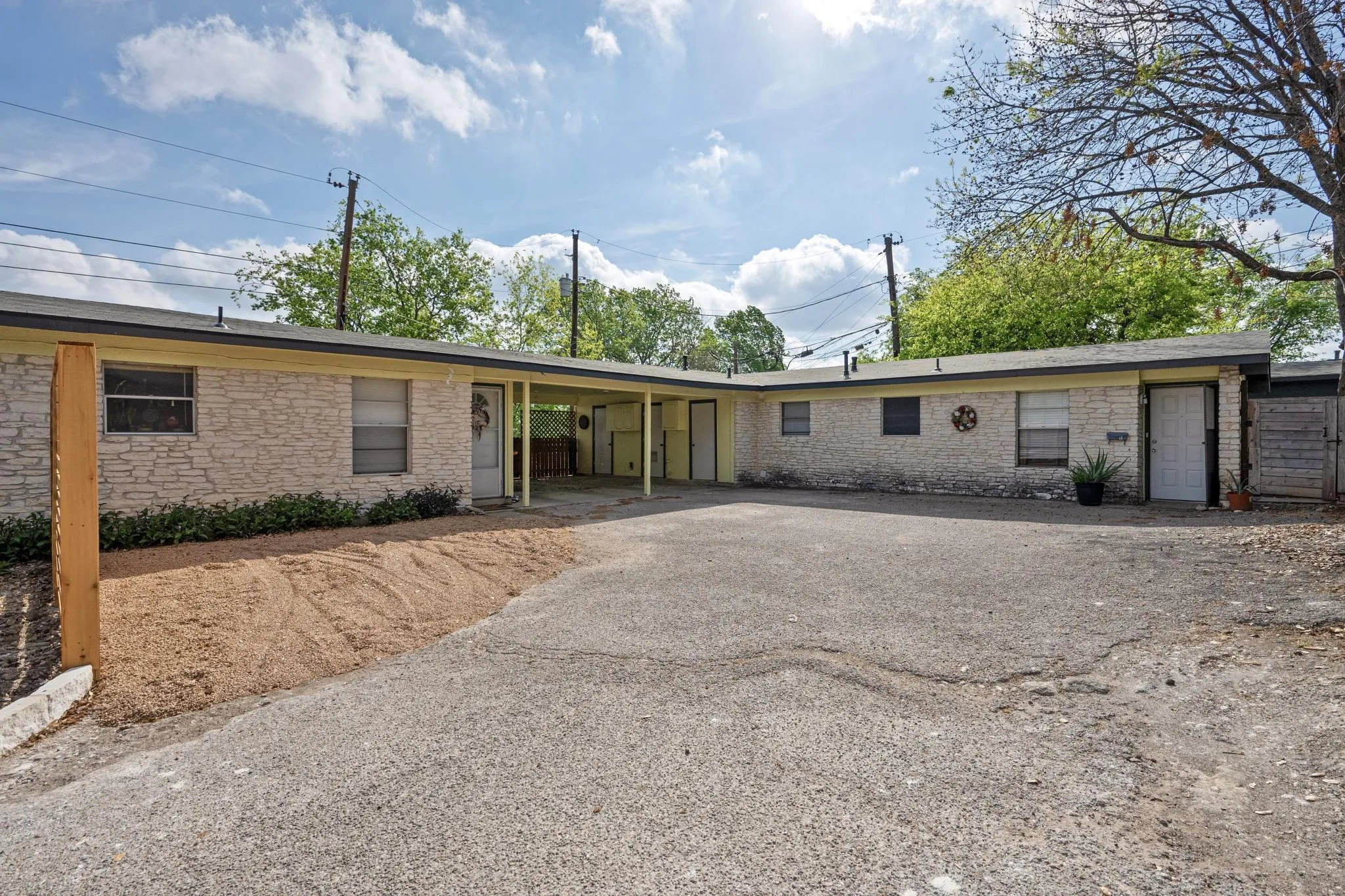Photo 4 of 3313 S OAK DR